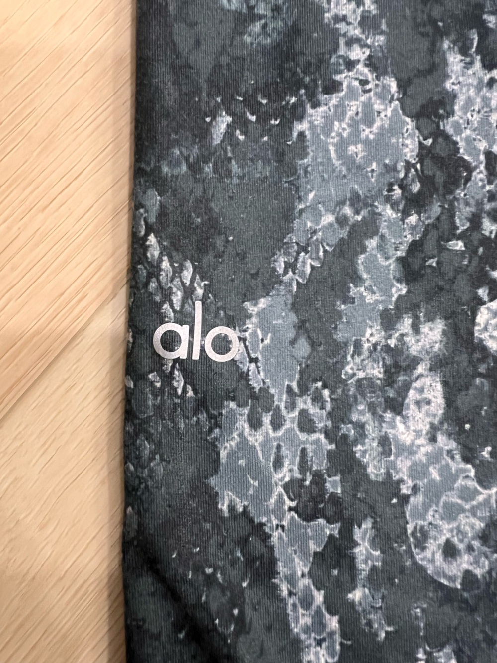 ALO Yoga Snakeskin-Pattern Yoga Mat in Dark Gray and Light Gray